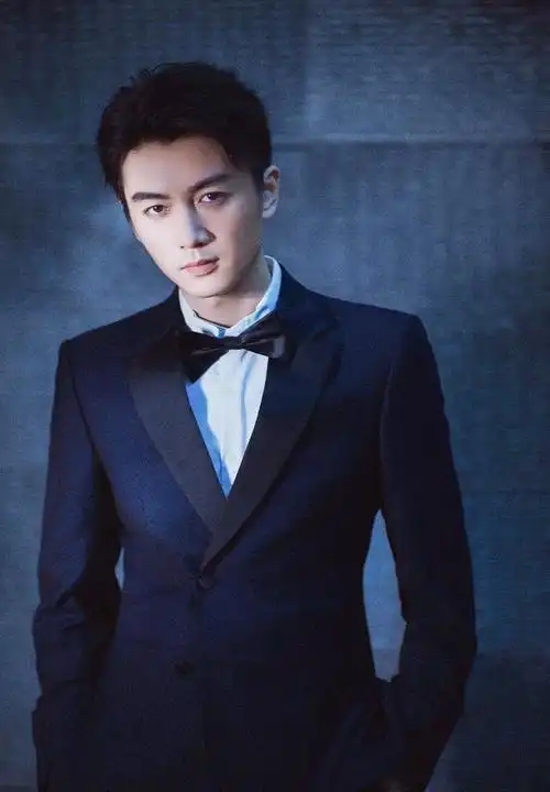 陈晓身穿黑色西装配领结彰显高级感而条纹西装配胸针潮流精致