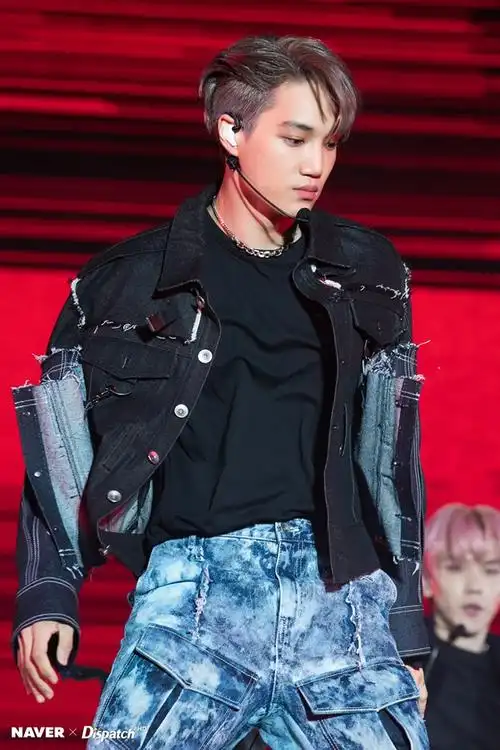 superm出道高清现场照公开 伯贤金钟仁黄旭熙等跳刀群舞展致命魅力