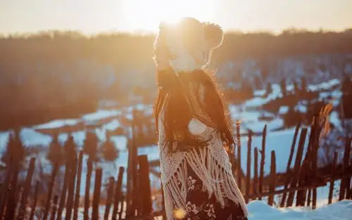 长发美女冬日雪地户外写真电脑壁纸-美女壁纸-壁纸下载-美桌网