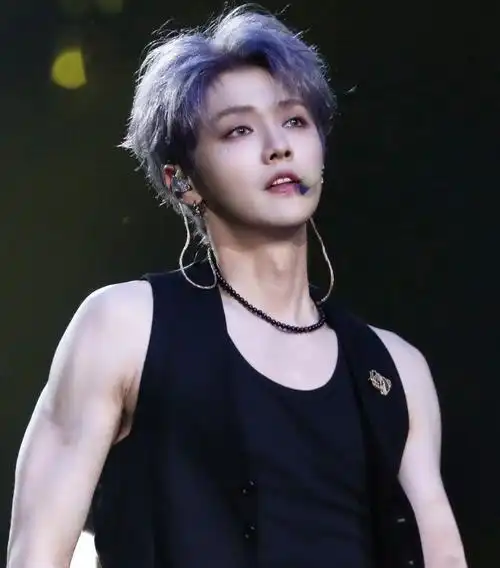 网传顶流男艺人塌房,关键词指向鹿晗?粉丝喊话工作室