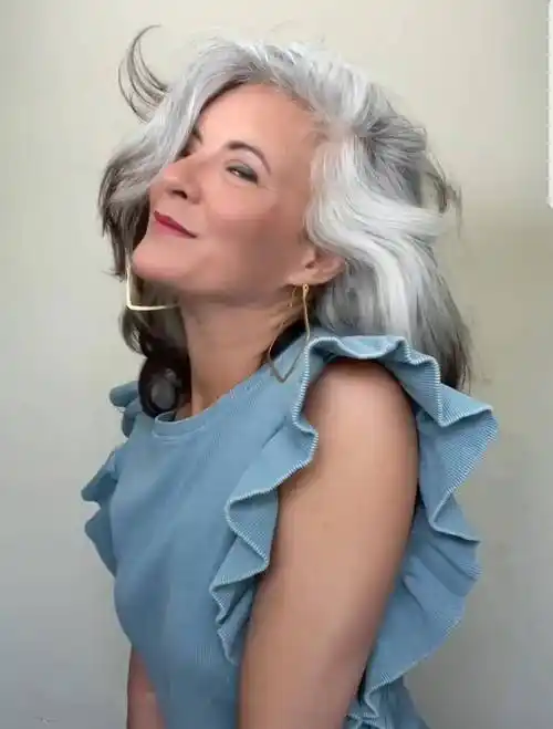 优雅到老的女人:白发不染带点卷,妆容精致又得体,气质很高级_奶奶