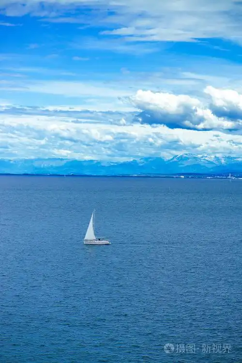 帆船在海上