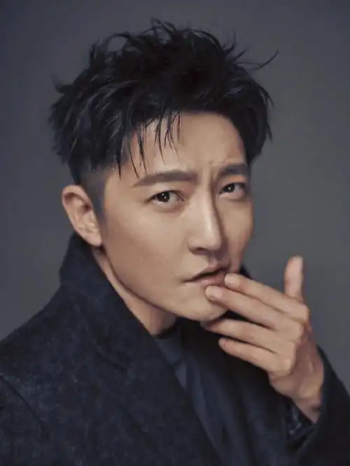 简介:郭京飞黑白质感大片写真图片,分享一组郭京飞图片给大家,图中的