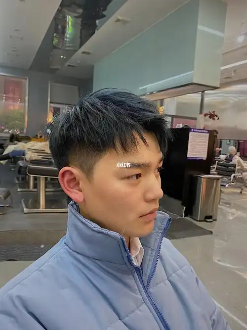 蓝黑色的头发在室内看起来并不明显,不过在室外就会明显一些了,感觉