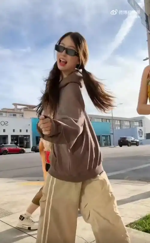 虞书欣洛杉矶街头跳舞##虞书欣戴墨镜跳舞