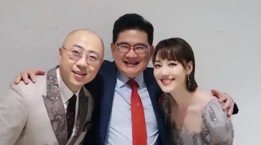 主持王冠与曹可凡传绯闻,被父母催婚13年,如今她怎么样了_前辈_时间_