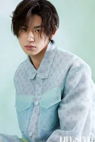 小鬼王凯琳《精品购物指南》4月刊封面大照释出~ 黑色西装内搭白色