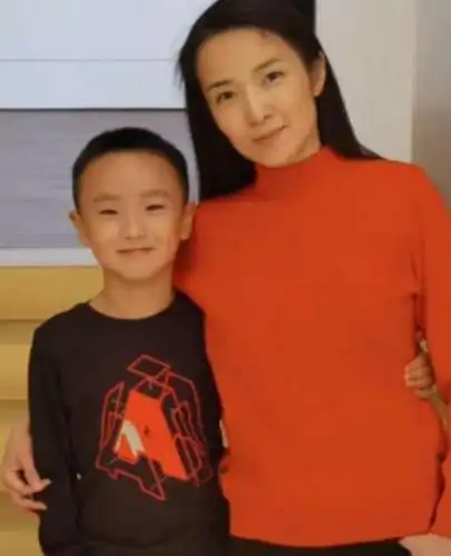 电视管彤晒生活照!