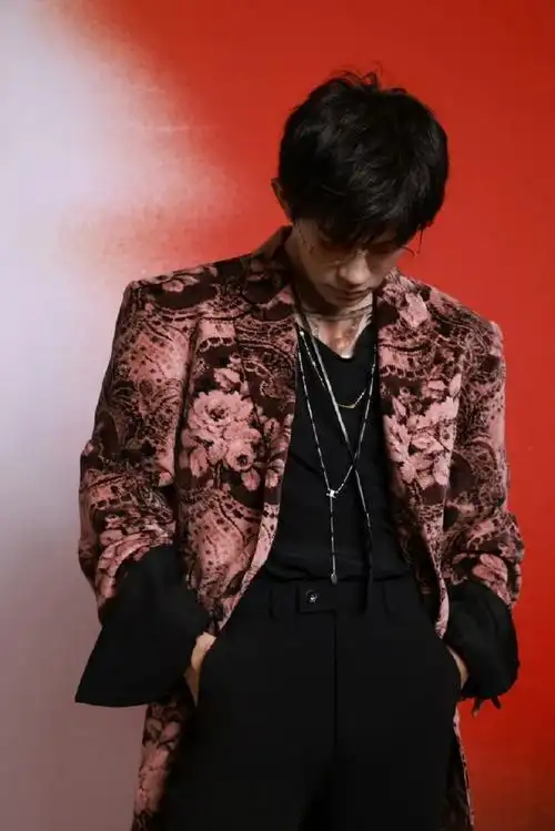 易烊千玺粉色渐变眼镜