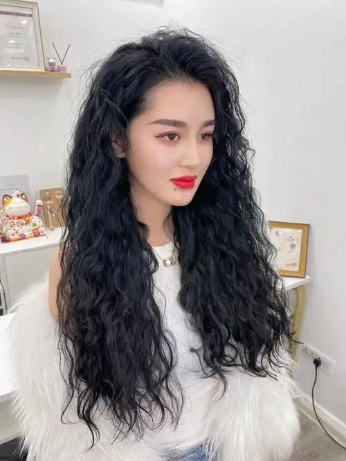 不想一成不变,就选择了时下最火的复古风#复古港风  #羊毛卷  #泡面卷