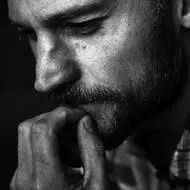 男人味十足的黑白欧美大叔男生头像_欧美_头像控