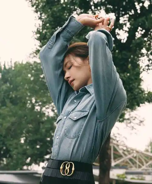 她的老公徐洪涛是个圈外人,职业的广告摄影师,她