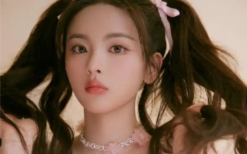 杨超越| 头势界封面大片静候 2月5日 11点 红衣簌簌,雪落白