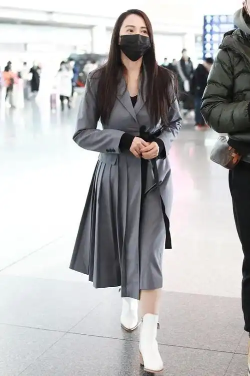 伊能静百褶裙穿搭解析