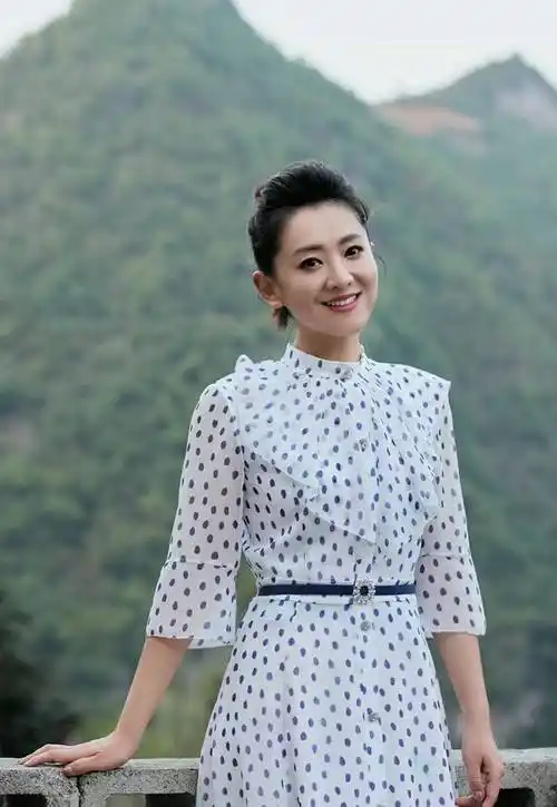 电视天团齐聚月亮姐姐好少女李梓萌美出圈倪萍输年龄赢搭配