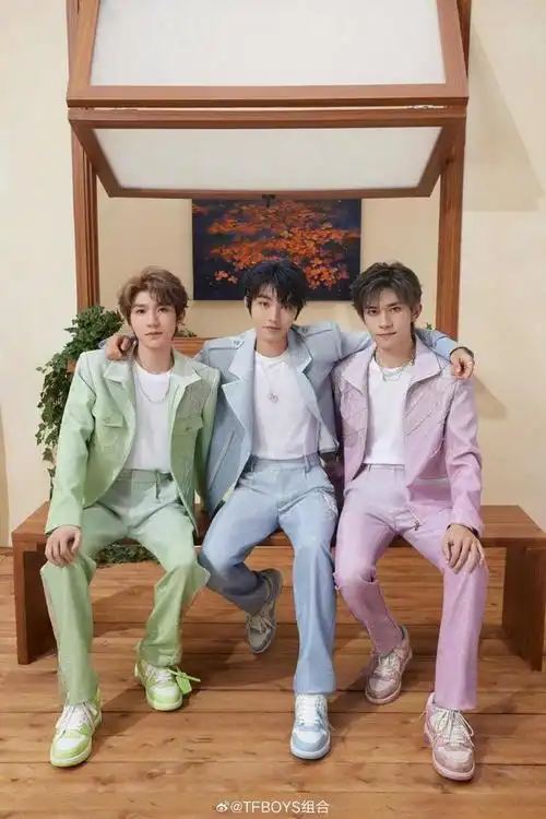 8月6日,以tfboys经典成名曲之一《青春修炼手册》开场,"tfboys十年之