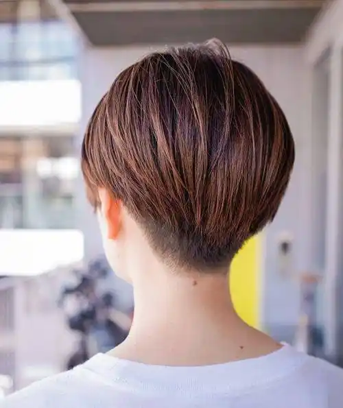 最美小姐姐短发拨到一边,利落时尚又个性,让她看起来更显瘦显高_发型