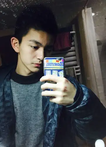 男高中生183厘米130斤如何打扮凸显自身优势,另求一适合发型,谢谢