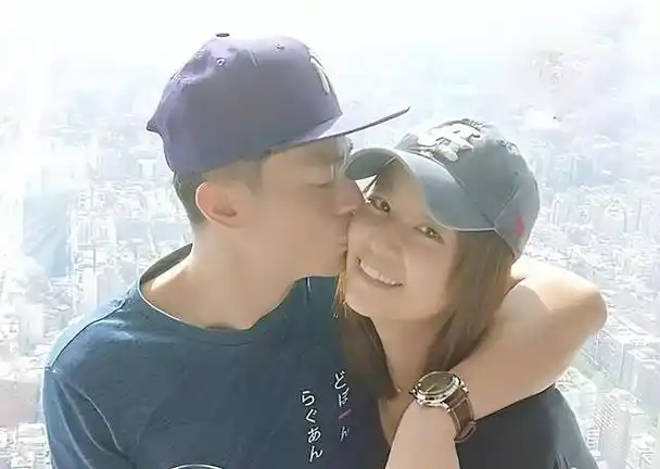 林心如霍建华温馨举办爸爸生日宴,曝全家福