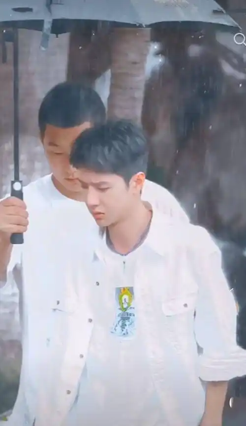 原创太甜了王一博录制天天换新衣服裤子外套意外撞衫肖战