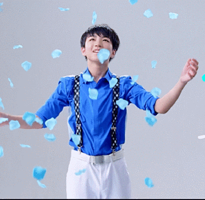 王俊凯(图侵删 蓝色是你的应援色,我们一直在努力想许你一片蓝海