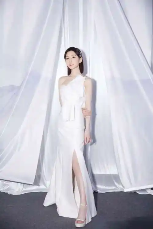 毛晓彤放弃性感路线吧,穿白色透视人鱼裙,80斤平板身材撑不起来_礼服