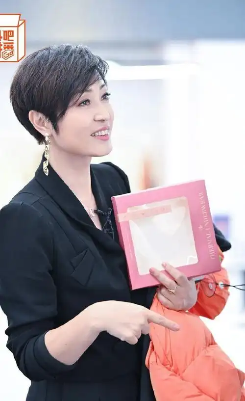 短发的女人,依旧可以扮嫩,陈法蓉一身"胡萝卜"西装,太显小了