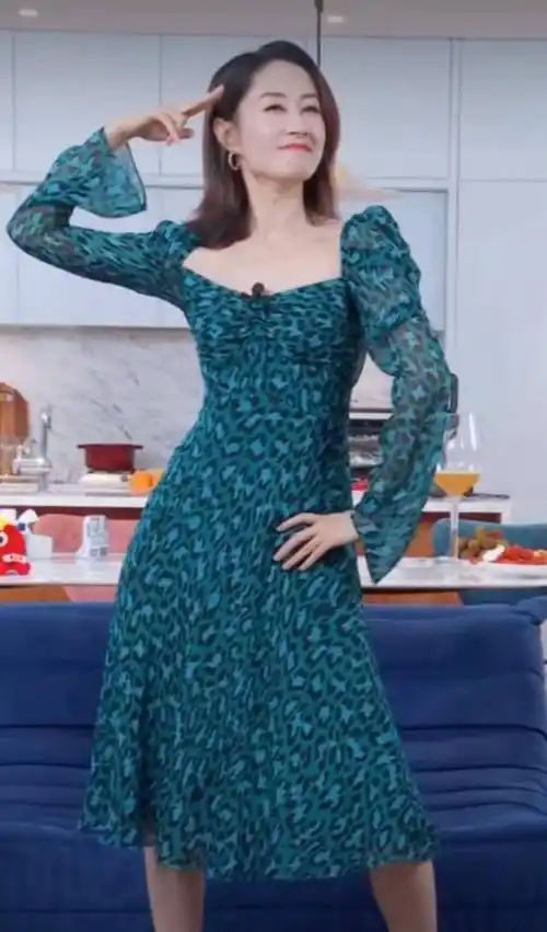 刘敏涛出镜女团舞蹈教学,逗趣解读舞蹈动作,将做作进行到底_表演_表情