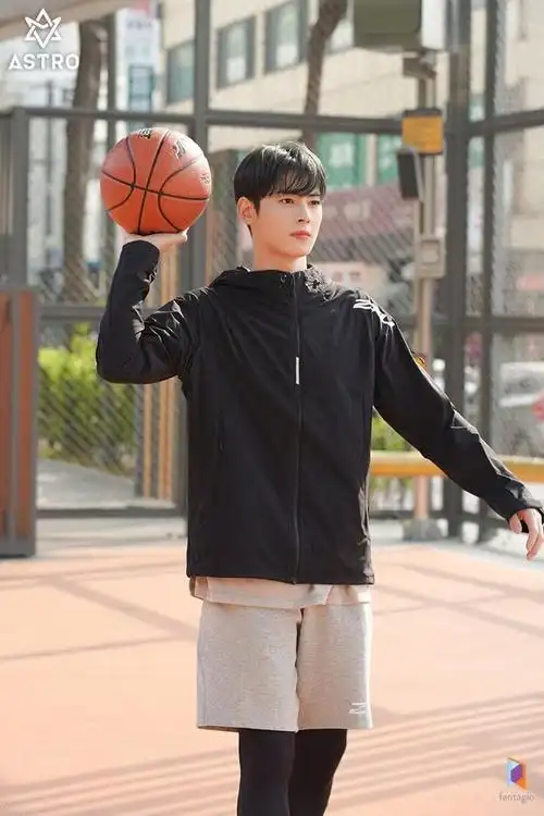 近期在妖怪题材韩剧《island》里饰演司祭的车银优,因一组氛围感满满