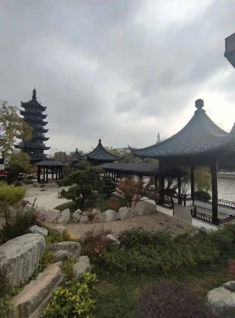 泗泾古镇.周末来到泗泾古镇,入口位置很漂亮,好似一个街心花园 - 抖音