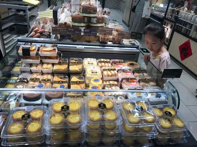 爱琴海购物公园暑期社会实践体验——永辉超市小小蛋糕售货员