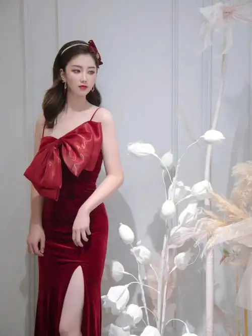 美上天际88的红色吊带礼服裙小露性感