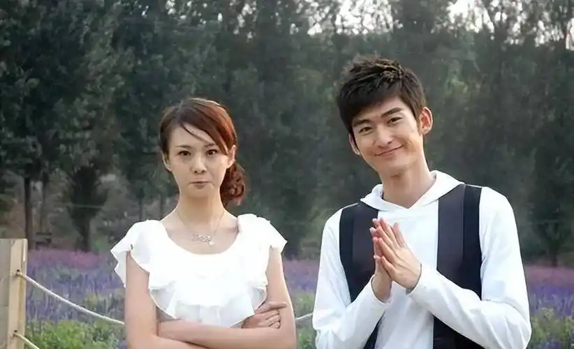 郑爽再迎坏消息:被强制执行9050万,长期定居国外生活显落魄!