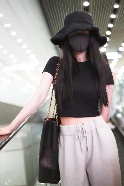 杨幂虽然已经33岁可身材依旧很撩人蚂蚁腰细到连裤子都穿不满