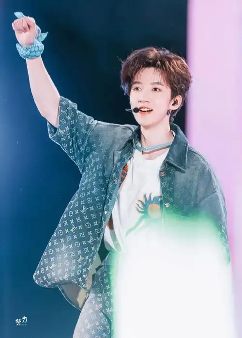 又能见到舞台上的小贺哥哥啦各种各样的魅力贺峻霖都有