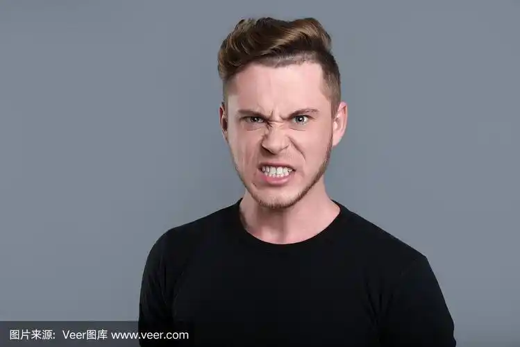 易怒的大胡子年轻人