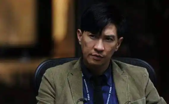 揭秘1995年,张家辉见关咏荷家长后,立马独自远走南非之谜!