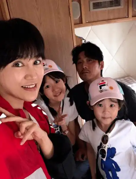 鲍蕾和陆毅婚后育有两个女儿,不清楚2023年三胎新规时尚后,夫妻二人有