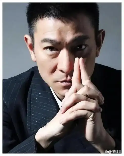 62岁刘德华近照老态龙钟头发花白啤酒肚显现一脸愁容网友震撼