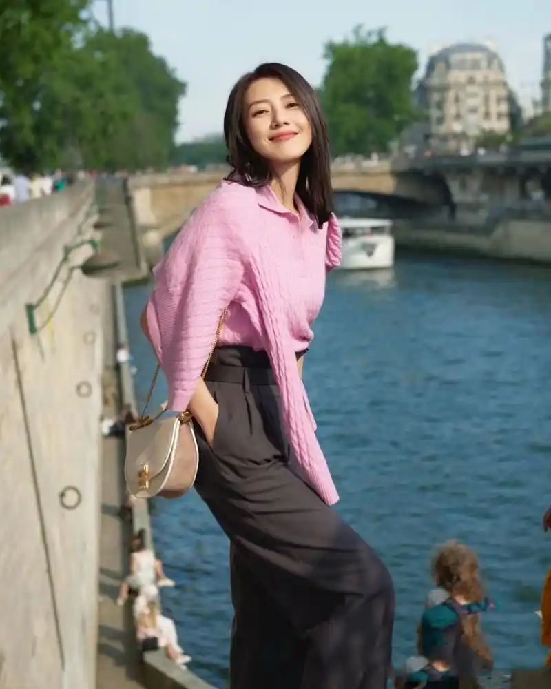 高圆圆又现"减龄"穿搭,t恤 半身牛仔裙 小白鞋,年轻20岁