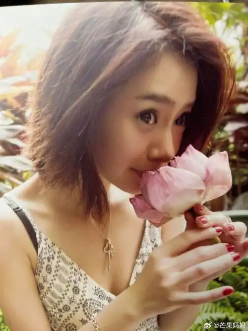 考古看到2012年戚薇拍的写真集,真的好明媚长相好有辨识度,利落的短发