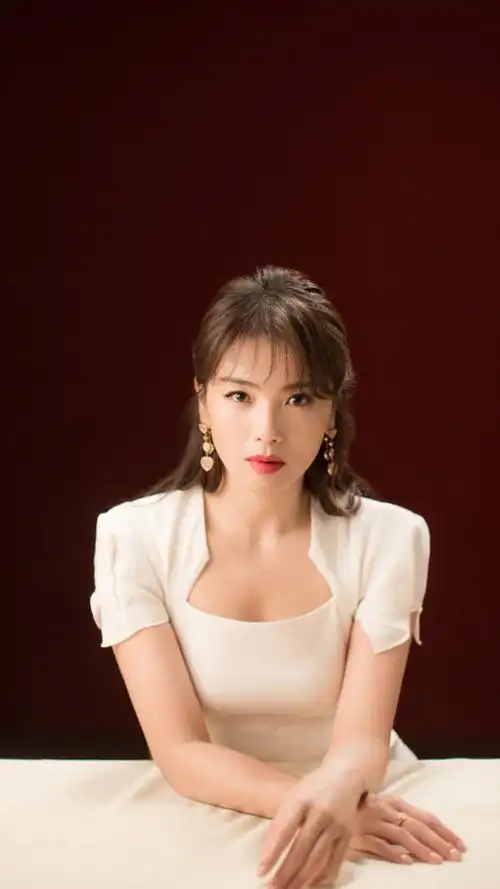 刘涛白裙知性气质优雅