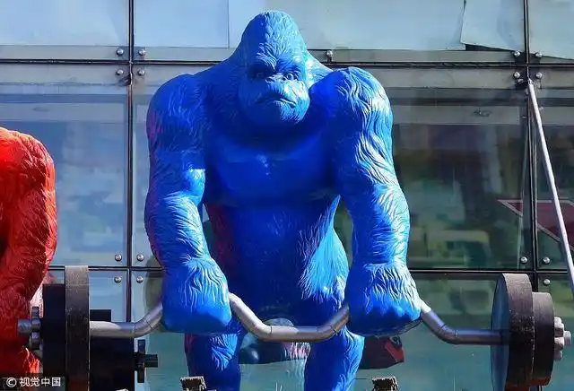 2米高巨型运动金刚亮相沈阳 "手"抓杠铃似要举重