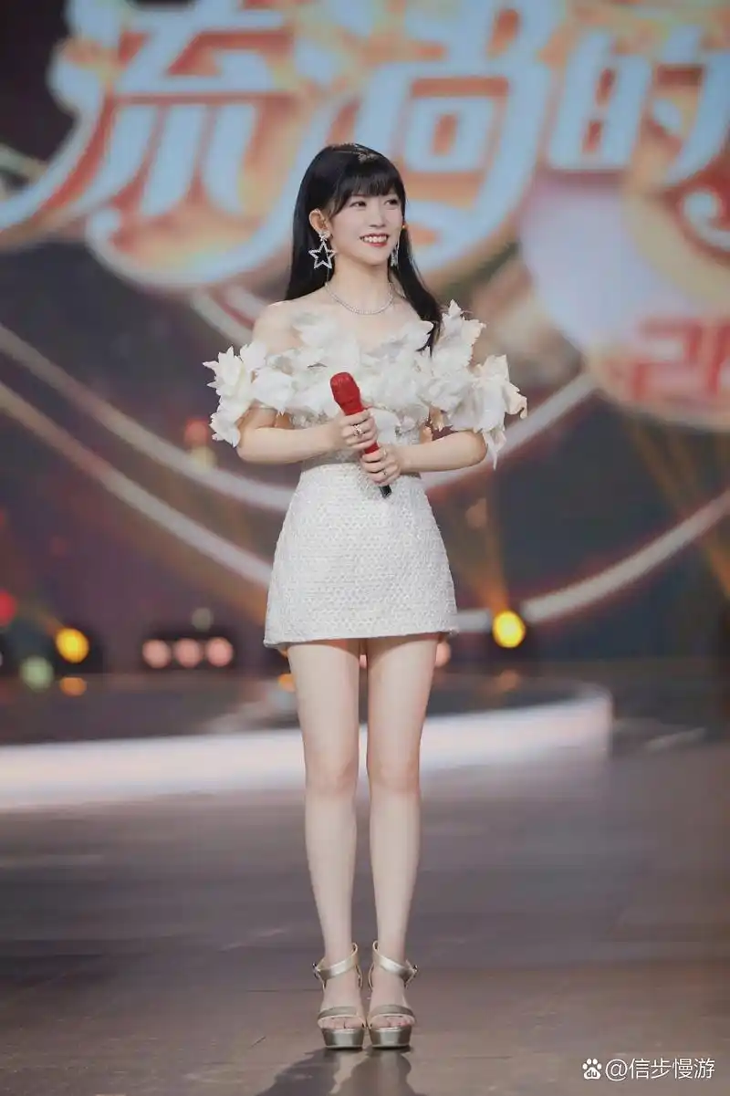 美女赖美云白色抹胸短裙,秀发披肩,甜美可爱,美腿玉足撩人心弦!