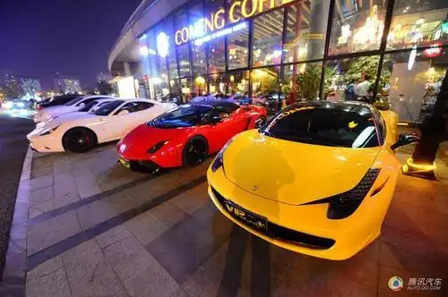 晚上回到家,为了说服陈成,老婆二话不说打开微信朋友圈,一个一个地