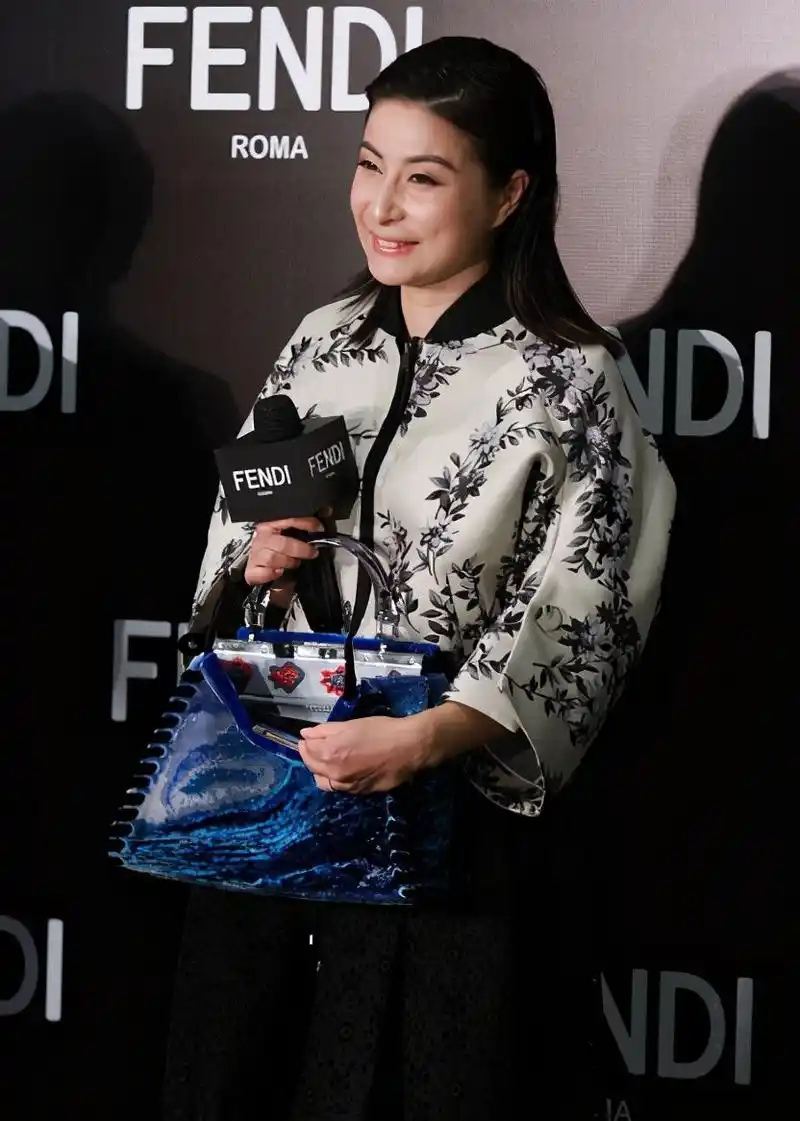 郭晶晶穿棒球衣配半身裙,完全看不出身材来,与众不同的豪门媳妇