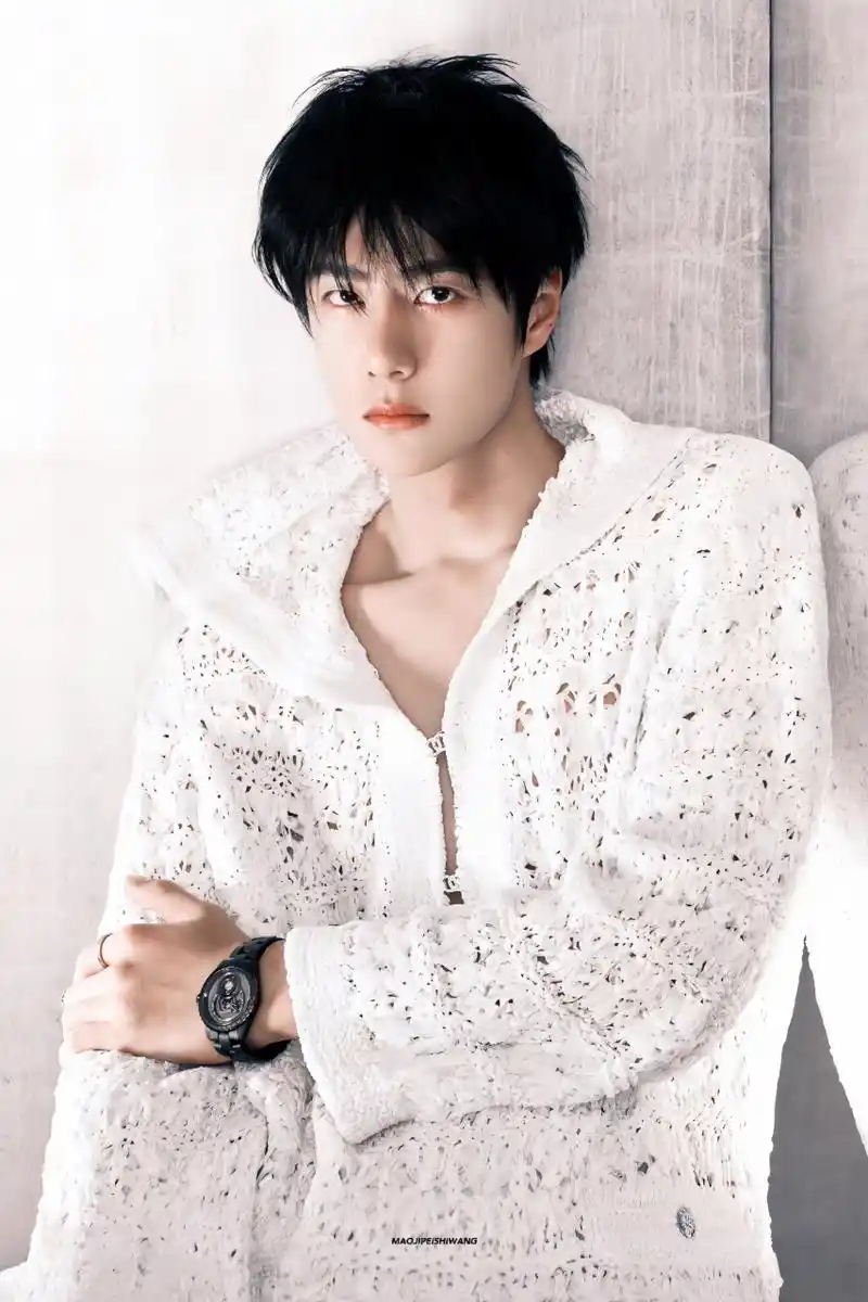 王一博elle7月刊封面大片来袭,  王一博身着无袖白色v领针织衫,一览无