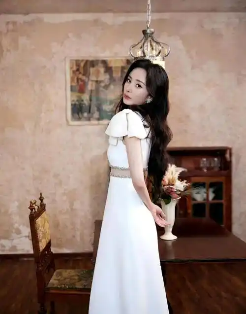 赵丽颖杨幂露腰拼身材,倪妮更绝_裙子_剪裁_的设计