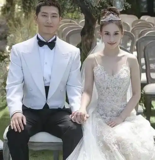 力破婚变谣言何超莲久违晒与老公合照窦骁搂着爱妻眼神宠溺