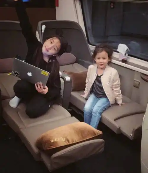 原创黄磊老婆晒多多妹妹臭美照偷穿妈妈高跟鞋配碎花裙复古俏皮